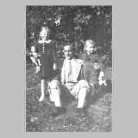 076-0070 Lehrer Fritz Teschner mit seinen Kindern Erika und Fritz am Pregel in Plibischken.jpg